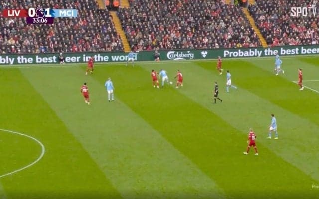 「最強コンビ！」「異次元支配」遠藤航が爆速“鬼プレス”→相棒・マクアリスタ－が挟み撃ちして潰した瞬間　リバプール中盤を支える2人がマンCの心臓を完封した連携プレー