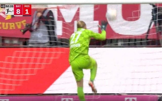 「地獄すぎる」「降格だな…」大量ゴール8点でフルボッコ→GKがブチギレて暴れる瞬間　王者・バイエルンがゲーム終了間際まで容赦ない攻撃