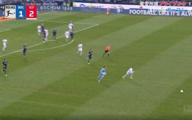 「この人、何やってんの？」「笑えないだろ…」GKが前線に攻撃参加しすぎる→ボールを奪われて大ピンチ　無人のゴールにロングシュートを撃たれる大失態