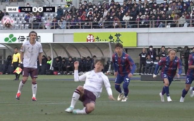 「なんでやねん！！」神戸・大迫勇也が半端なくスベッてスタジアム中が大騒ぎ　緊張高まる先制チャンスの絶好機にド派手にズッコケ本人呆然、相手ゴール裏は大歓喜の珍場面「何が起きた」「珍しい」