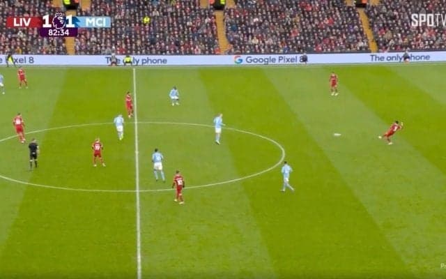 「天才かよ！」「エグすぎる」リバプール遠藤航がDF3人の間をブチ抜く“超絶スルーパス”を炸裂した瞬間　解説者が思わず唸った…攻撃のスイッチを着火させるワンプレー