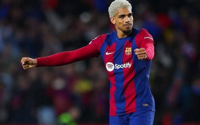 「めっちゃ流血してる…」「大丈夫か？」バルセロナDFアラウホが目じりから出血のアクシデントも、試合にはフル出場「本物の戦士だ」