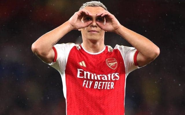 「兄弟みたい」「親戚？」アーセナルFWトロサールが2人？並んだ主審が激似だと話題に「生き別れの兄弟？」