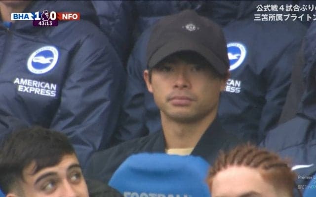 「三笘がいる！」「ウィンクｗ」日本代表・三笘薫、雨の降るスタンドで試合観戦　深く帽子を被って戦況を見守る姿にファン歓喜のコメント大盛況「恋しいよカオル」「早く戻ってきて」