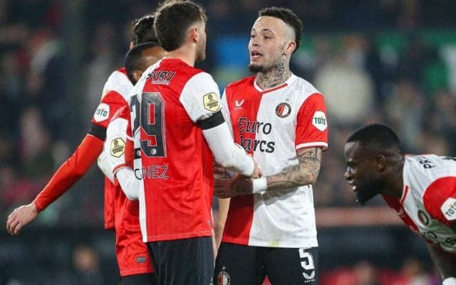 GKも完全に騙された！？上田綺世も所属するフェイエノールト、じゃんけんを活用したトリックFKが見事に成功も、監督は不満げ