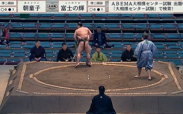 そこから勝っちゃうの？ 土俵際で“予想外”の大逆転劇！ 3分超の物言い協議も見事白星に喝采