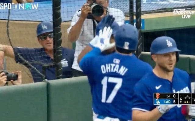 大谷翔平、驚愕アーチ直後の笑顔に“ほっこり” チームメートとハイタッチする姿に「ニコ谷さん！」「いい雰囲気！」