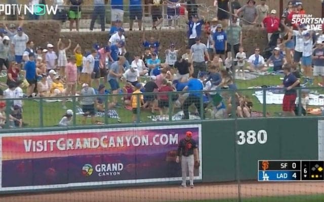 レフトフライじゃねえのかよ！大谷翔平の逆方向“変態パワー弾”が着弾する瞬間　スタンドのファンが一気に爆走→群がりまくって大変な事態に「どんだけ命賭けなんだよ」