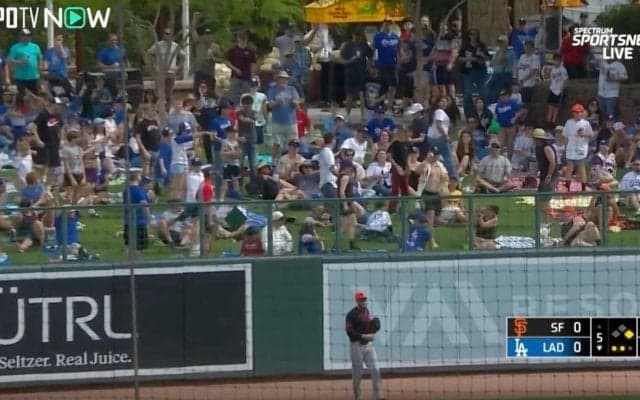 「子供にプレゼントしたれよw」「すごい飛び方だな」 “大谷ユニフォームの少年”が執念のダイブをする瞬間　ホームランボールをめぐり大人達と仁義なき戦い