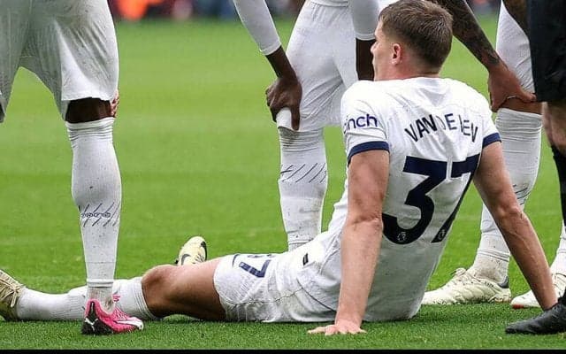 ファン・デ・フェンは重傷回避か？　ポステコグルー監督「今週末の出場の可能性は低いが…」