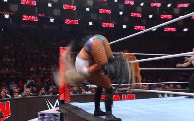 女子レスラー、リングから場外にパワーボム “大の字”姿に「失神だな」「危ないって」ファン騒然