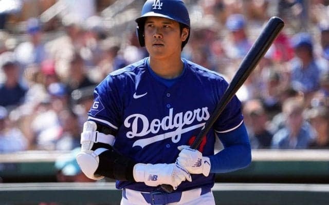 大谷翔平、珍事に思わず笑顔　バットボーイが“仕事忘れる”…第1打席は風に戻され特大右飛
