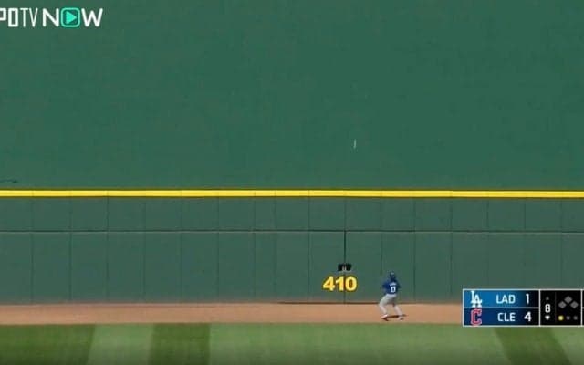 球場騒然… どこにブチ当てたんだよ！「今永大丈夫かな…」「すごい音したなw」　“怪力すぎる20歳”が叩き込んだ“爆音”特大弾がバックスクリーンに直撃した瞬間