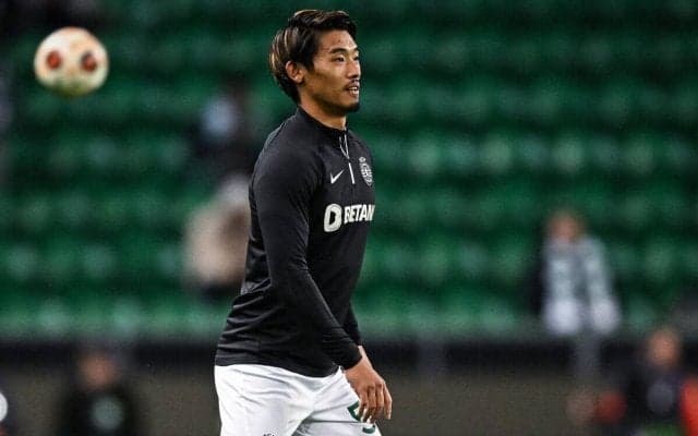 日本代表招集に影響は？ 守田英正がELの遠征から外れる…空港に向かうバスで発熱、練習では頭部に打撃も