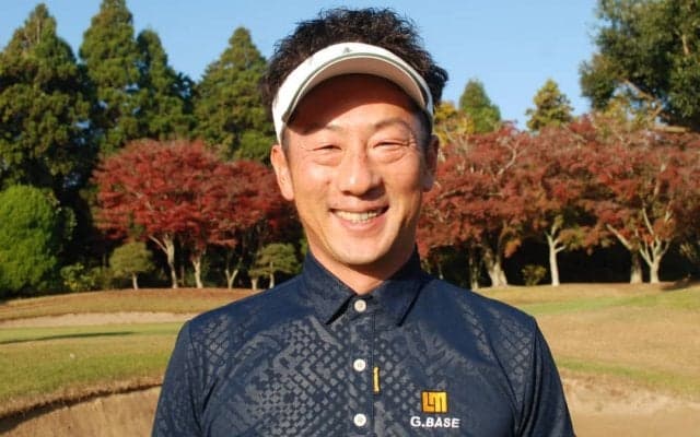 飯沼大輔、つま先下がりは左を向いてスライスを打つ