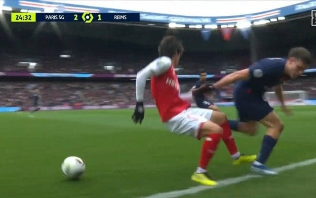 ここでつなげんのか！伊東純也、爆速ドリブル中に足払いされ大転倒も直後の技ありパスに脚光「すげえ粘り」「あきらめない」