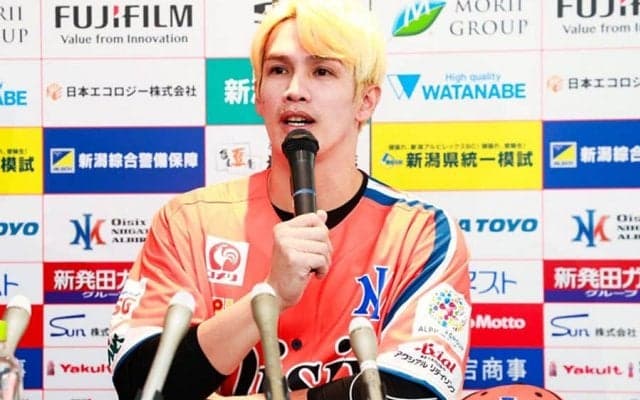 陽岱鋼が決意「100％の力を」　ド派手な金髪姿で登場…入団オファーは“即決”