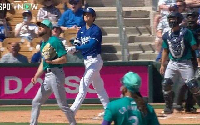 なんで入らないんだよ-！大谷翔平、特大飛球にホームランを確信していた子どもファンがめちゃくちゃガックリ