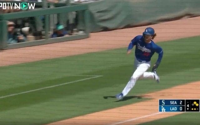 「大谷翔平と対決やな」「速すぎるだろ！」一塁からギア全開の“爆速スピード”で一気にホームインする瞬間　ロン毛をなびかせて“ドジャース屈指のイケメン”がガチ激走