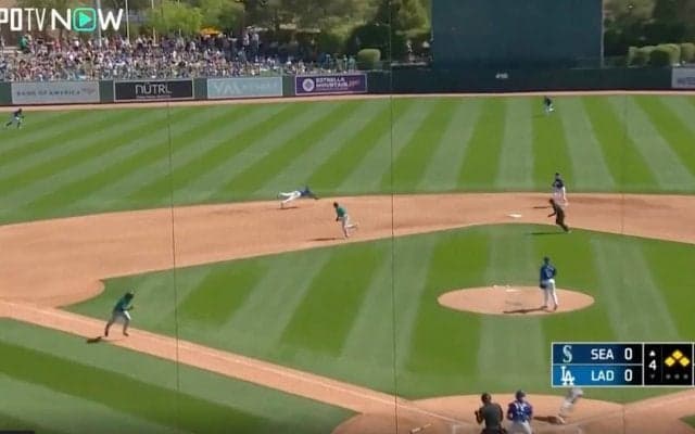 山本由伸をバックから盛り立てる！「天才かよ」「スーパーアスリート」 驚異の身体能力で超絶“横っ飛び”を炸裂した瞬間　“急造ショート”ベッツが高校球児ばりの全力プレー