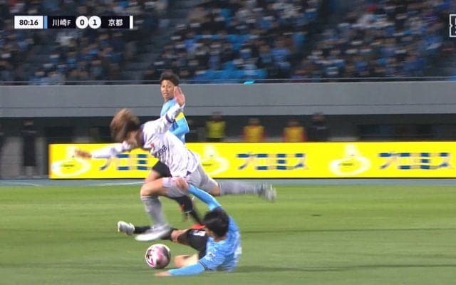 こんなんでファウルかよ！川崎・佐々木旭がボールにスライディングもイエローカード！厳しい判定にファン疑問の声「イエローではないんじゃ？」「ナイディーだろ」