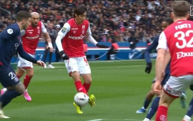 伊東純也、予測不可能なおしゃれパスで世界最高DF陣を翻弄！急加速＆アウトサイドチップキックでPSG守備陣4人を無効化した瞬間「そこを通すか！」