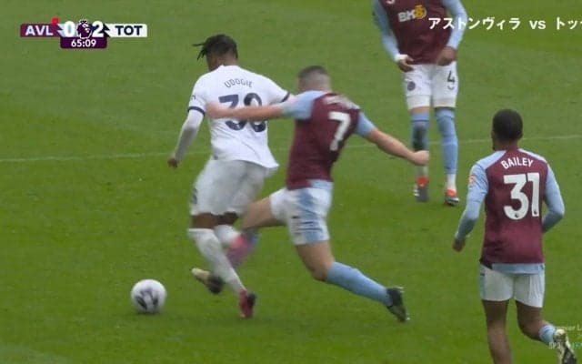 「えぐい」「やりすぎだろ！」明らかにボールを蹴るつもりなし！横から走りこんで相手の足を思い切り蹴り飛ばす殺人タックル炸裂でレッドカード一発退場！危険すぎるプレーに両軍入り乱れて大騒動に発展した瞬間