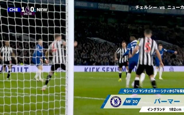 「天才すぎる」「フリックうま」神業ワンタッチゴールにスタジアム熱狂！ “技ありヒール”でチェルシーの22歳新星FWが汚名返上