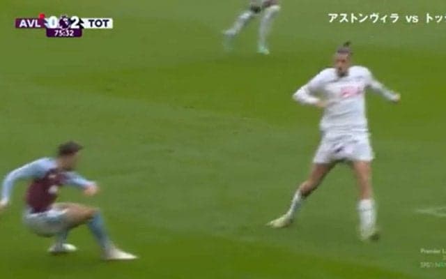 「これは痛ぇ」「見てられん！」至近距離から股間にズドン！スタジアム中がどよめく“超激痛”金的クラッシュ！モロに急所直撃で大悶絶の瞬間「観客の声で笑うわ」