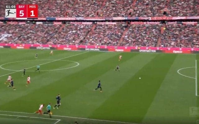 「変態パス！」「もはや意味不明」ブッ倒れながら“低弾道弾丸クロス”を炸裂した瞬間　解説者も笑うしかない…万能すぎる怪物FWのスーパーアシスト