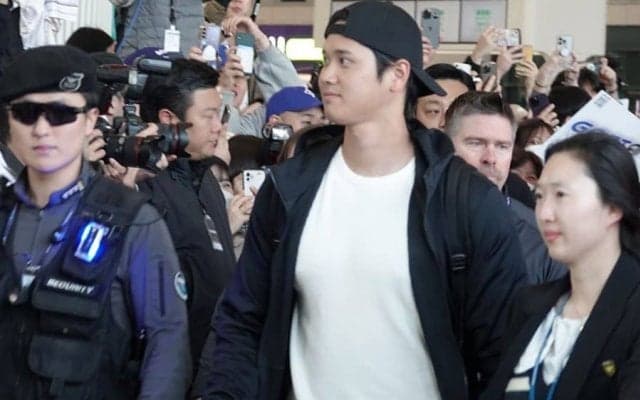 大谷翔平、“妻”と「おそろコーデ」で韓国到着　空港大歓声…日米韓の報道陣70人以上集結
