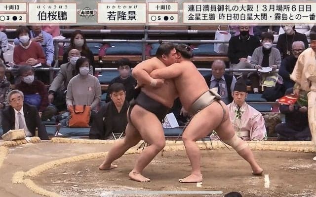 「十両の取組とは思えない」元大関候補と令和の怪物の激突は異様な盛り上がり…！超ハイレベルな一戦に「すげー当たりw」「粘りがすごい」と騒然