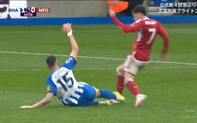 「悪質」「レッドだろ！」完全に足首めがけて突っ込んだ危険すぎる殺人スライディングがまさかのイエローカード！衝撃のVAR判定で敵も味方も疑問が残る展開に「嘘だろ」「冗談やろ」