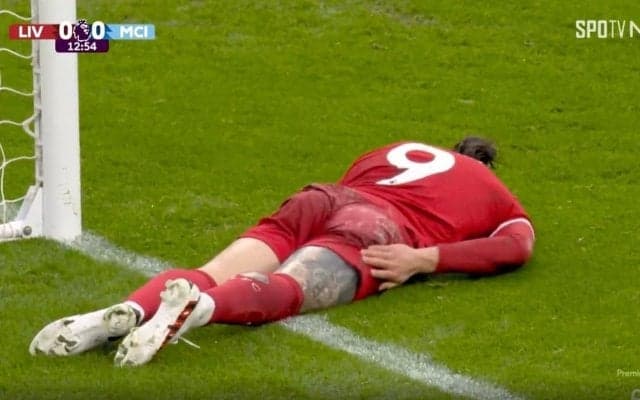 もはや交通事故レベル！「死ぬだろ…」「大丈夫か？」爆速スピードで体ごと突っ込む→ゴールポストに激突した瞬間　“ポストに嫌われた男”リバプールFWが立ち上がれず…
