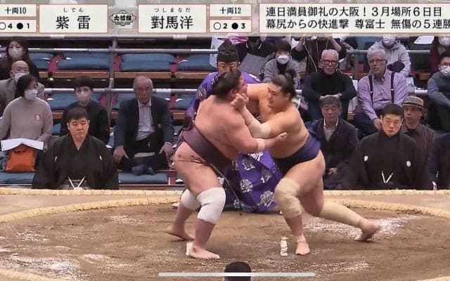 力士の“珍しい負け方”に館内騒然…発生確率0.1%の勝負結果アナウンスで視聴者も困惑「どうした」