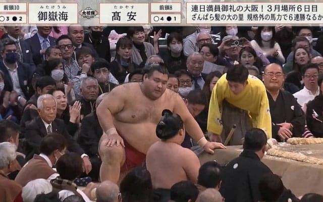 精根尽き果てベテラン巨漢力士が土俵下にゴロリ落下…相手力士の“美しき労い”に館内のざわめきが一転、拍手と歓声に包まれる