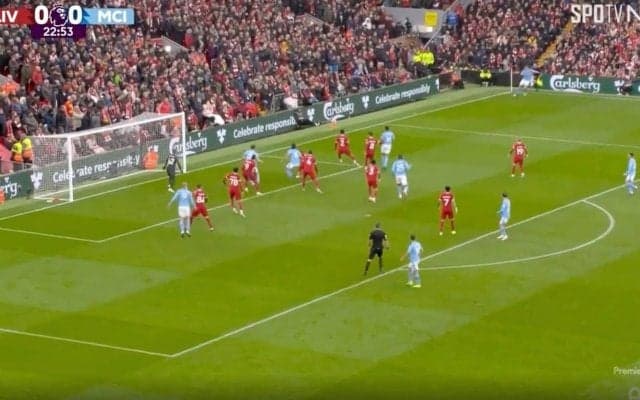 「速すぎて見えねえ…」「狂ってるな」予測不可能の“超高速クロス”が炸裂した瞬間　世界最高のゲームメーカーのエグすぎる高精度キック