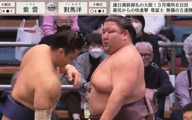 「どうした」「大丈夫？」倒れ込み右腕からガクッと崩れ落ちる力士に心配の声…苦悶の表情にどよめき広がる