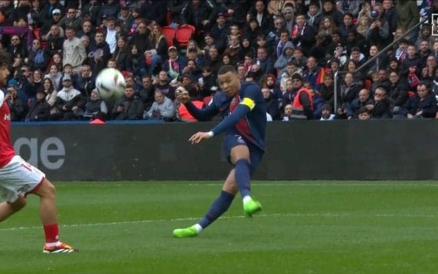 「こっっっわ！！」キング・エンバペ、スタジアムの空気を一変させる一撃！位置取り、精度、すべてが完璧な強烈弾丸シュート炸裂の瞬間「打ちぬくまでが段違い」