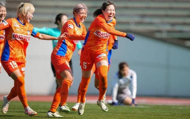 新潟Lが川村優理の初ゴールで初3連勝、上位に食らいつく! 浦和はなでしこFW清家貴子が塩越柚歩とのコンビで前半のみで圧巻ハット、5発圧勝【WEリーグ】