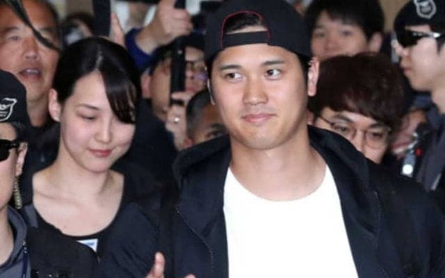 大谷翔平に寄り添い…パーティーを楽しむ真美子夫人　球団カメラマンが公開した韓国の夜