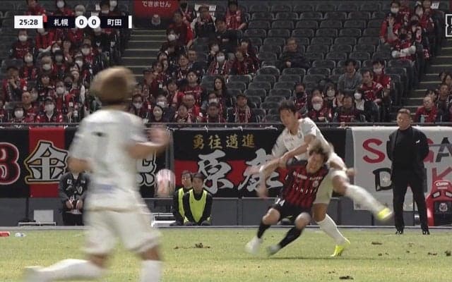 荒いのは“芝”か“プレー”か？ファンも大論争 「芝で滑った」ファウルになった町田FWが審判に猛アピールも判定は覆らず ｢芝がひどい」「これ大丈夫か？」の声