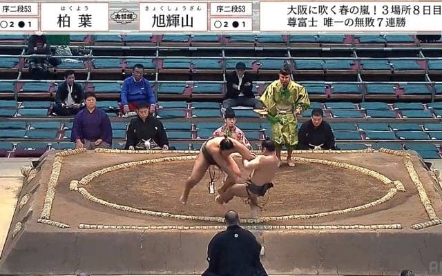 力士が土俵下に転落で館内騒然→見事な受け身に拍手喝采 驚異の身体能力に驚きと安堵が交錯