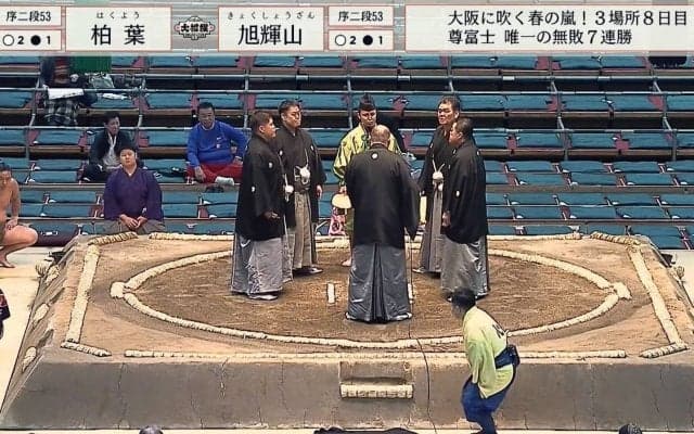 物言いがつき21歳の若手行司がキョロキョロ…表情変化で緊張感が視聴者に伝染？「ドキドキ」「動揺してる」