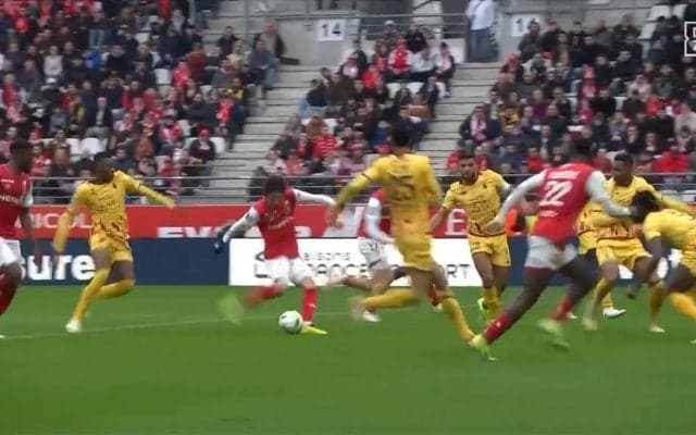 「たまらん」「涙出る」伊東純也、12試合ぶりゴールで今季3点目！独走ドリブルから鋭い切り返しで右足一閃、豪快弾丸シュートが炸裂！スタジアムに響き渡る伊東コールとチームメイトの熱い祝福にファン感動の瞬間