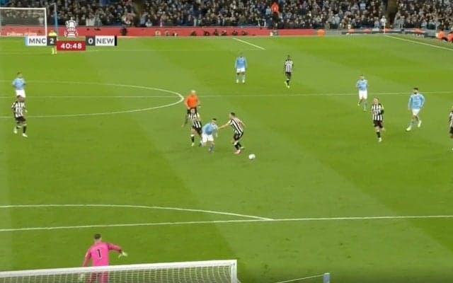 一体、何が起きた？人とボールが一瞬で消え去った… 「世界一のサッカーセンス」が爆発！ 異次元すぎる“神トラップ”→爆速ドリブルで相手DF2人をぶち抜いた瞬間