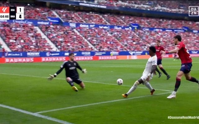 「魔法だ」「ファンタジスタや」“トルコのメッシ”が放ったスーパーロングシュートに世界中が驚愕！ 相手ファンも感嘆した美しい放物線ショットの瞬間「選ばれし者」