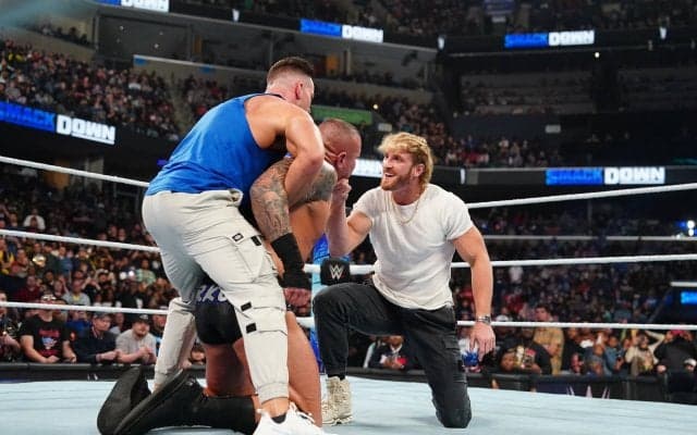 お騒がせYouTuber、米人気レスラーを襲い“額にキス”で物議 リング上の屈辱的行為に場内大ブーイング