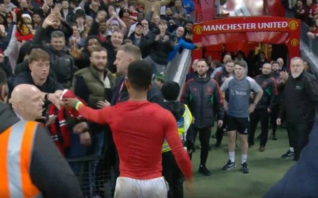 お前、何やってんだよ！ 劇的ゴール→即退場でスタジアムから消える　喜びすぎてユニフォームを脱いでイエロー2枚目でアウト→“世界一カッコいい退場”が炸裂した瞬間