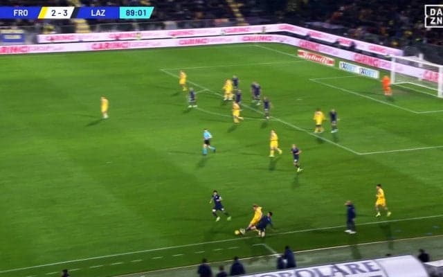 「スーパーなボール奪取だ」鎌田大地が“粘着ディフェンス”で魅せた！ 執念のスライディングタックル→カウンターで決定機の一部始終をファン称賛「ラツィオに入って一番の守備」